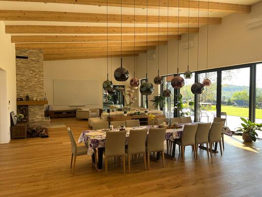 Spojení přírodních materiálů: dřevo, oleje a vosky