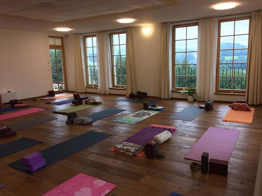 Jógové studio oplývající přírodními materiály