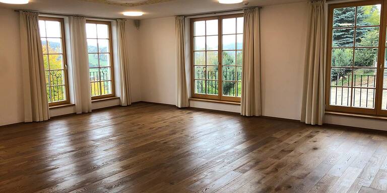 Jógové studio oplývající přírodními materiály