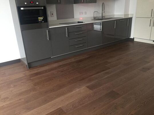 Odstín Eben jako favorit do tmavších interiérů