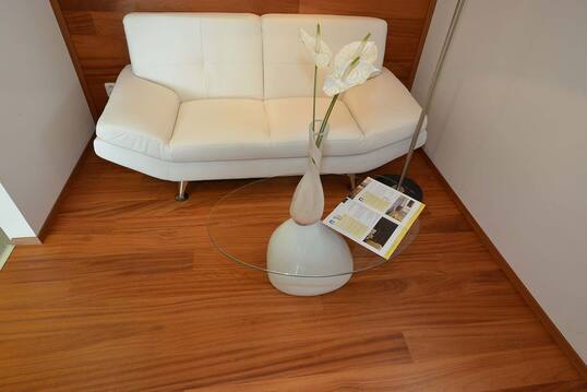 Exotická dřevina Doussie - výrazný prvek interiéru