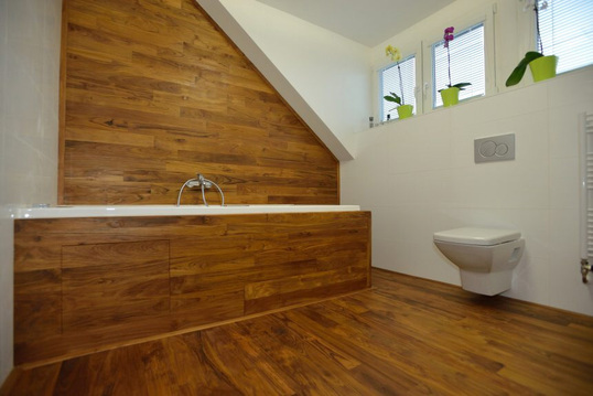 Vlhké prostředí koupelen exotickému dřevu nevadí