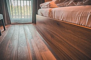 Hájenka pod větrníky; podlahy a boky postelí natřené Osmo Tvrdým voskovým olejem Original č. 3032 hedvábný polomat