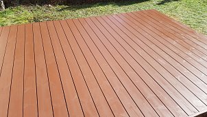 Terasa REAL DECK Thermo borovice 26x140 mm, pohledová strana hladká, povrchově ošetřeno OSMO Terasový olej č.014, odstín Massaranduba, pokládka provedena bez viditelných vrutů ze shora díky systému pokládky s Drill Tool.