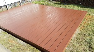 Terasa REAL DECK Thermo borovice 26x140 mm, pohledová strana hladká, povrchově ošetřeno OSMO Terasový olej č.014, odstín Massaranduba, pokládka provedena bez viditelných vrutů ze shora díky systému pokládky s Drill Tool.